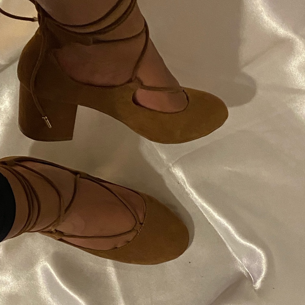 women’s shoe size 7-US.
